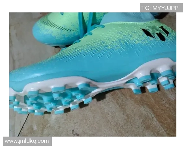 没有足球鞋的足球明星如何在绿茵场上创造奇迹与传奇