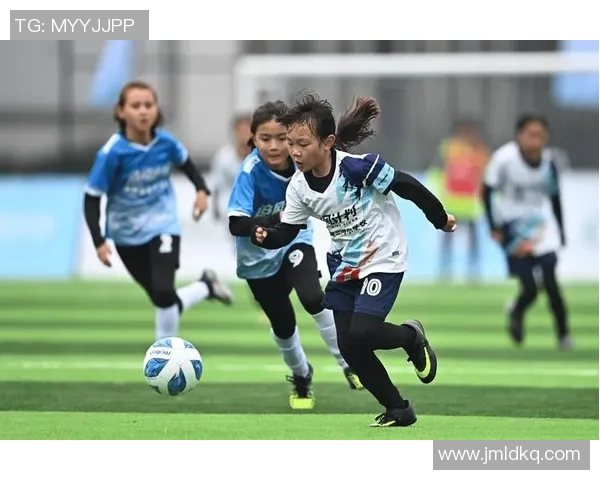 绝望的主妇足球明星在绿茵场上追梦的奇幻旅程与人生转折