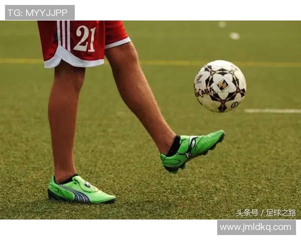 掌握足球颠球技巧的全面教学视频助你轻松提升球技与自信