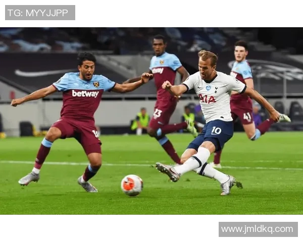 曼联足球在英超赛季中的表现与未来展望分析 曼联足球在英超赛季中的表现与未来展望分析